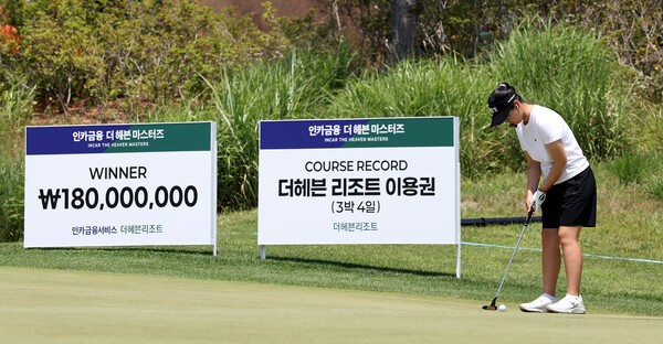 KLPGA 투어 선수들이 ‘인카금융 더헤븐 마스터즈’ 공식 연습일에 더헤븐CC에서 코스를 점검하고 있다. /사진=더헤븐리조트