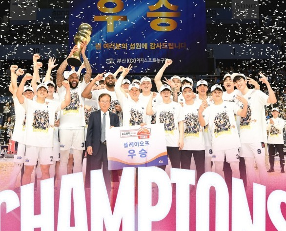 2025~2026시즌 우승한 부산 KCC 이지스. /사진=KBL