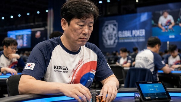 대한민국 매치 포커 국가대표 선수가 태극 문양이 새겨진 국가대표 유니폼을 입고 전자 테이블 앞에서 칩을 다루며 경기에 집중하고 있다. /사진=AI 생성 이미지
