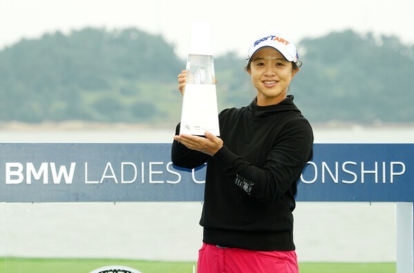 19일 오후 전남 해남 파인비치 골프링크스에서 열린 BMW 레이디스 챔피언십 2025 파이널 라운드에서 24언더파로 최종 우승한 김세영이 우승 트로피를 들고 기념 촬영 포즈를 취하고 있다. /사진=BMW 레이디스 챔피언십 대회 조직위원회