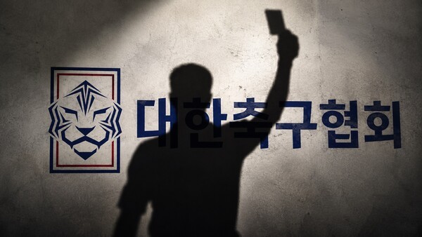 대한축구협회의 과거 외국인 심판 성접대 사실이 뒤늦게 드러나 행정력이 도마 위에 올랐다. /사진=AI 생성 이미지