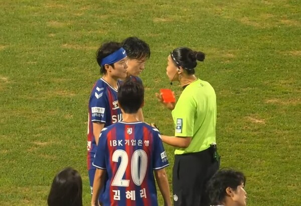 28일 수원종합운동장에서 열린 수원FC 위민과 서울시청의 WK리그 경기에서 수원FC 위민 지소연(왼쪽)과 A심판. /사진=한국여자축구연맹 유튜브 영상 캡처